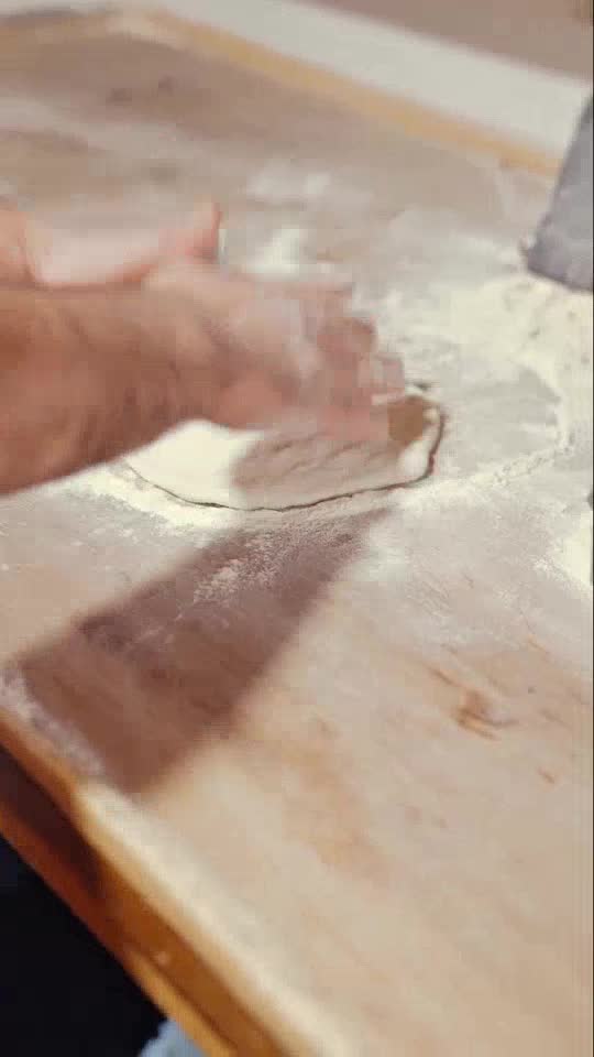 Pâte étalée à la main sur planche farinée