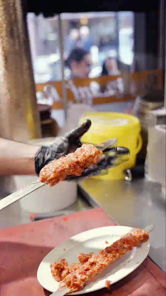 Adana kebab haché au couteau dressé sur planche